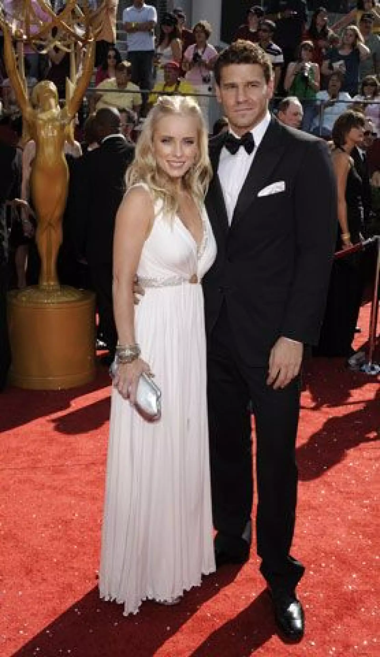 David Boreanaz, de la serie Boones, con sus esposa Jaime Bergman.