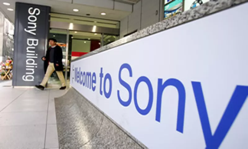 Sony, que también fabrica las consolas PlayStation, recortó su previsión anual de ventas de televisores LCD a 22 millones de unidades. (Foto: AP)