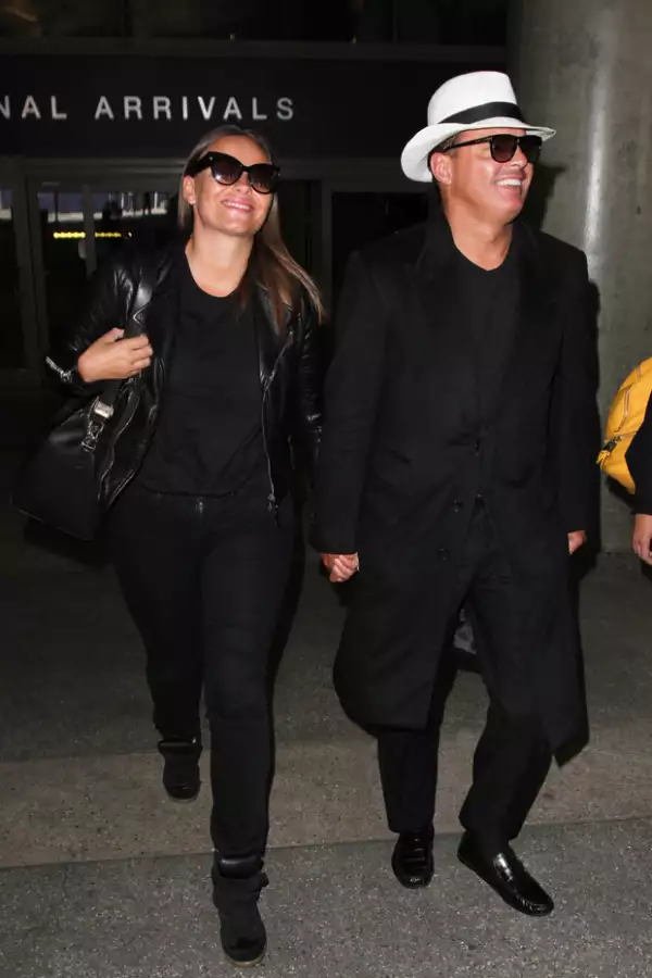 Las restantes seis fechas del cantante mexicano serán pospuestas hasta el 2016.