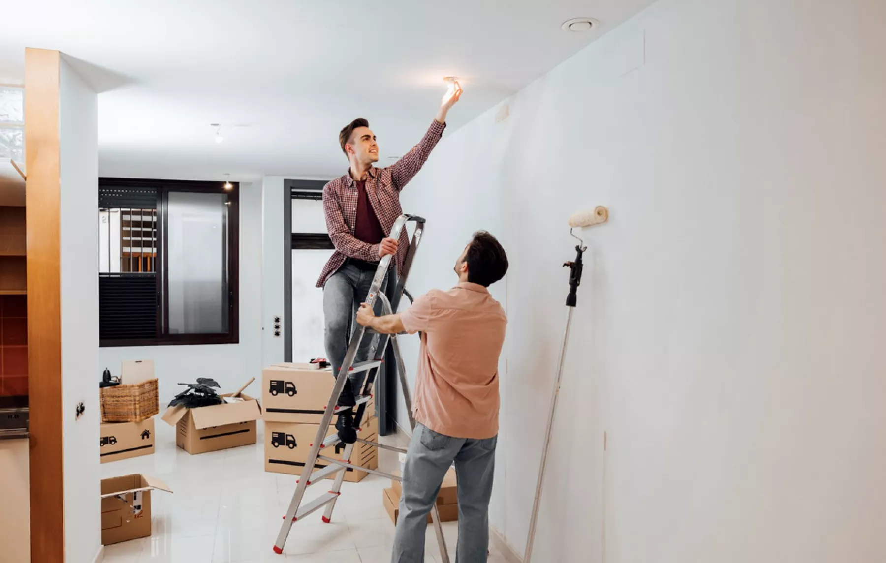 (Pareja mudándose a una nueva casa)