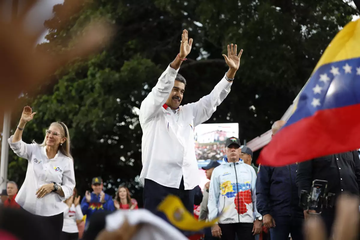 Nicolás Maduro amaga con "romper relaciones" con WhatsApp
