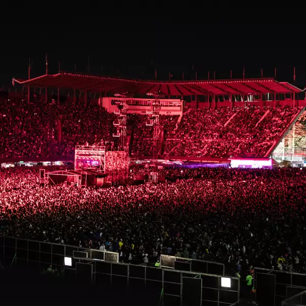 Ya con la noche "encima" y con un Foto Sol a reventar, la gente esperaba con ansía la llegada de los Red Hot Chilli Peppers