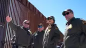 La Secretaria de Seguridad Nacional de los Estados Unidos, Kristi Noem (segunda a la derecha), escucha durante un recorrido por el muro fronterizo de Nogales en el Puerto de Entrada de Mariposa en Nogales, Arizona, el 15 de marzo de 2025.