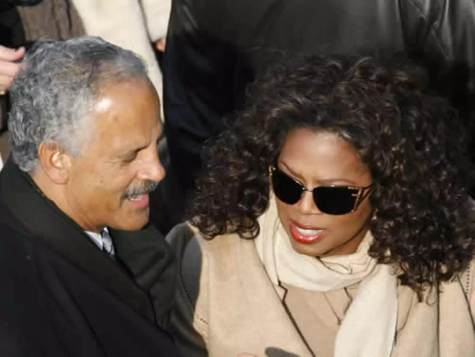 La estrella del talk show estadounidense, Oprah Winfrey, y su pareja Stedman Graham, al momento de su llegada a la ceremonia.