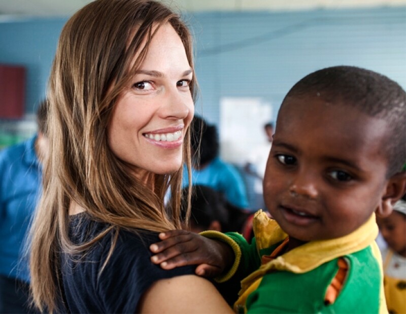 Hillary Swank durante su visita a las escuelas en Etiopía