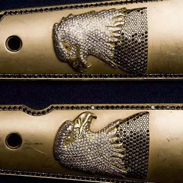 Entre lo resguardado también brillan dos cubiertas para pistola decoradas con diamantes y rubíes. Nadie sabe quiénes fueron sus propietarios.