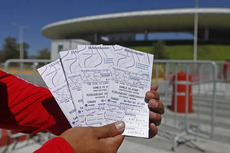 Una persona muestra cuatro boletos adquiridos vía ticketmaster