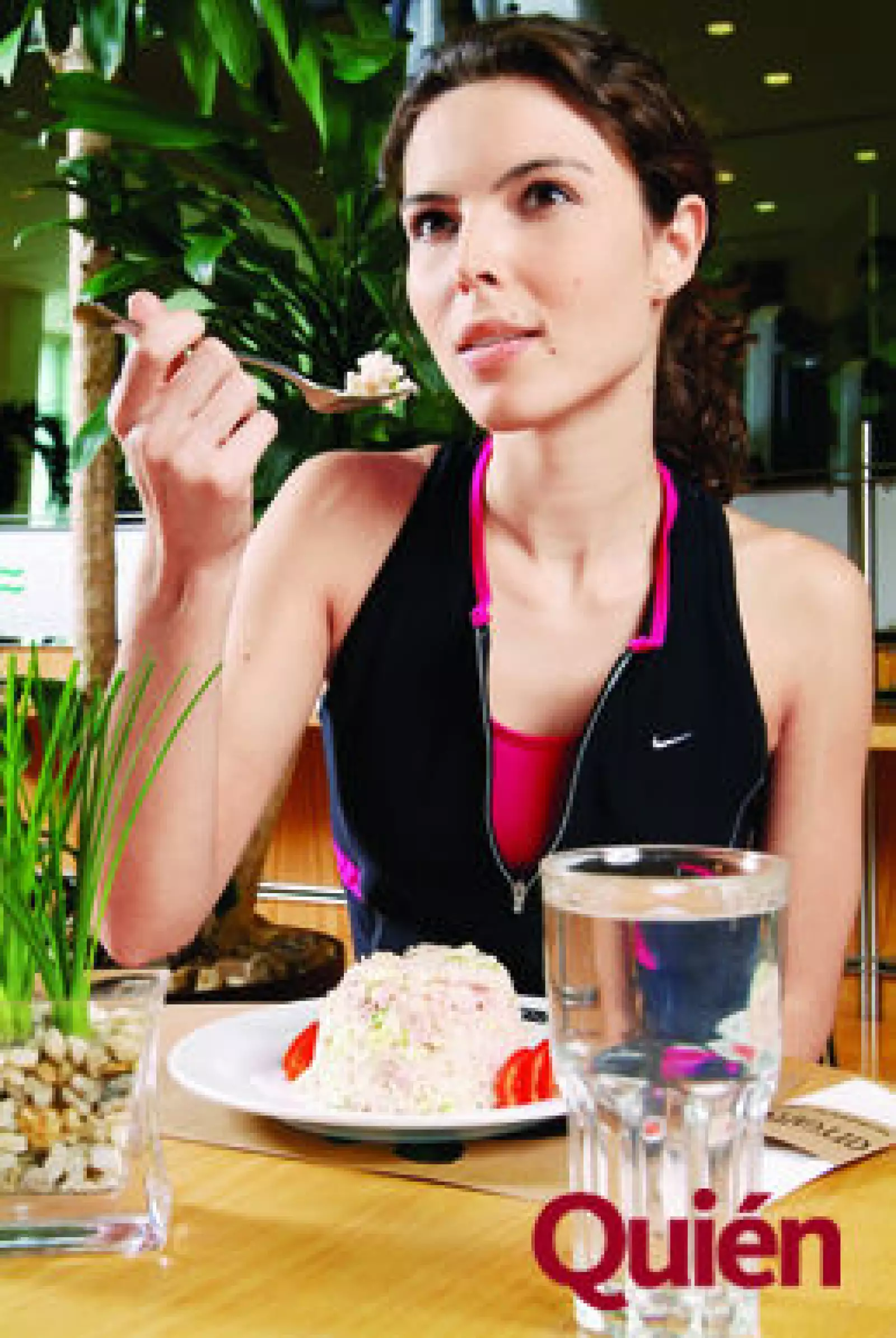 Mujer comiendo arroz