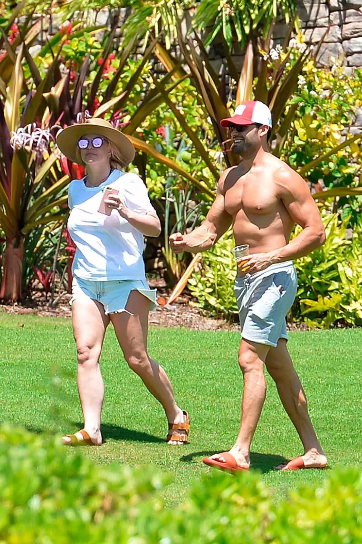 Britney Spears y Sam Asghai fueron fotografiados el 24 de junio en Maui. 