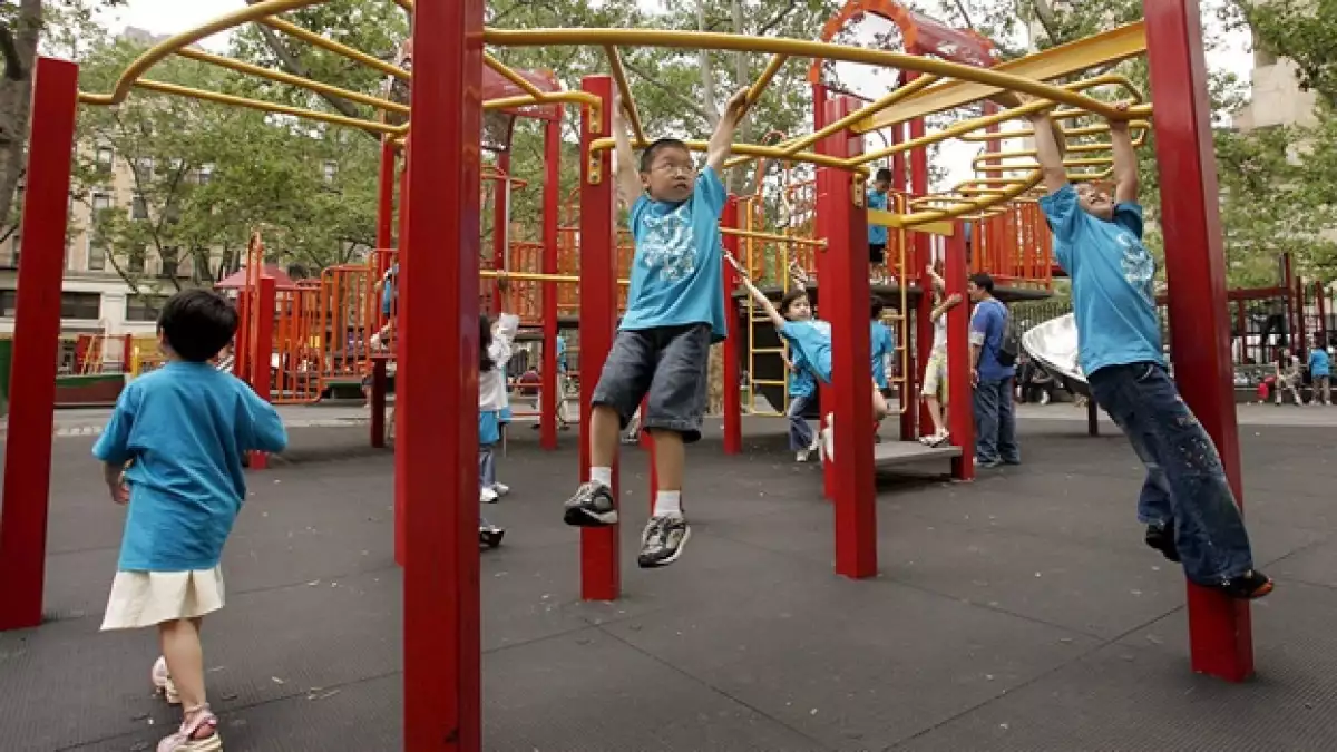 Parque Infantil De Redes De Práctica. Niño Juega En El Patio De