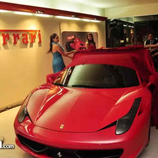 Presentaci?el Ferrari 458