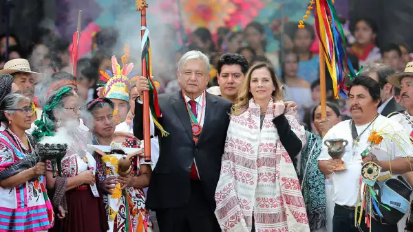 Beatriz Gutiérrez Müller al lado de AMLO en su toma de posesión (Manuel Velasquez/Getty Images)