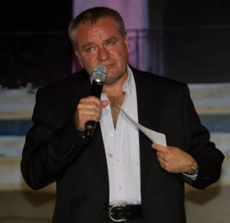 El productor presenta su nuevo melodrama encabezado por Jorge Salinas, Ana Brenda, José Ron y Susana González