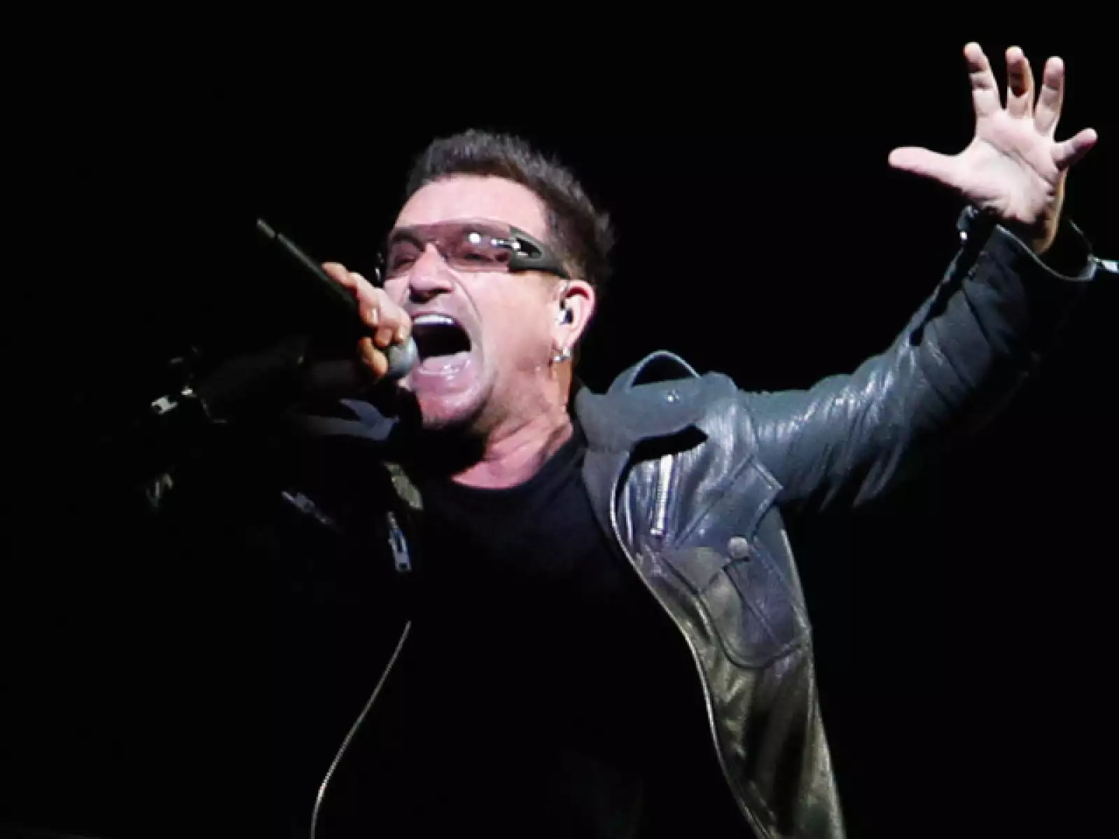 Pocas veces usa lentes oscuros, normalmente son claros, sobre todo para sus conciertos o eventos en la noche, como en este de Argentina en febrero pasado.