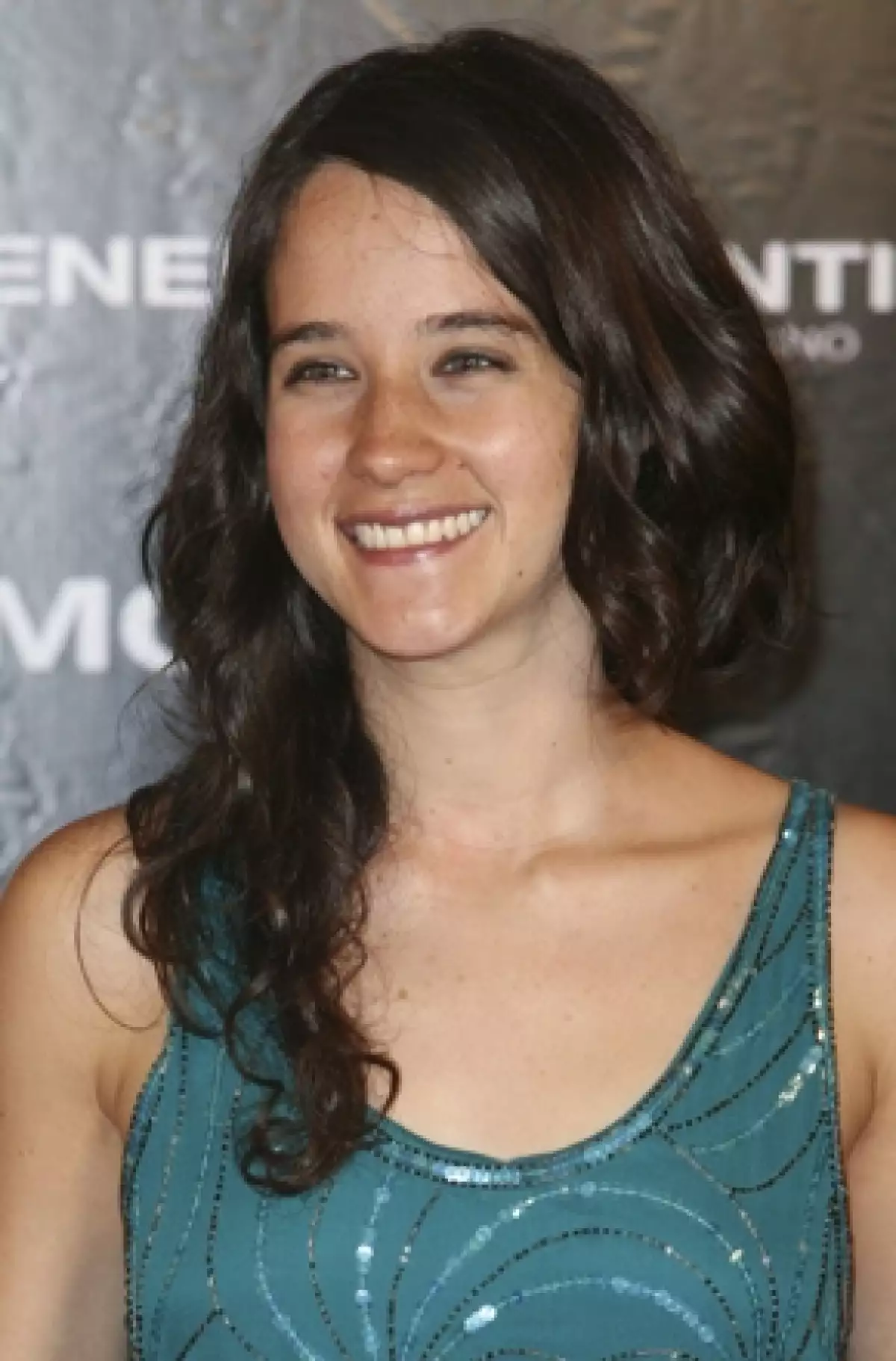 La joven actriz y cantante es una de las intérpretes que conforma la producción discográfica de la película Paradas continuas, en donde Gloria Calzada debuta como productora.