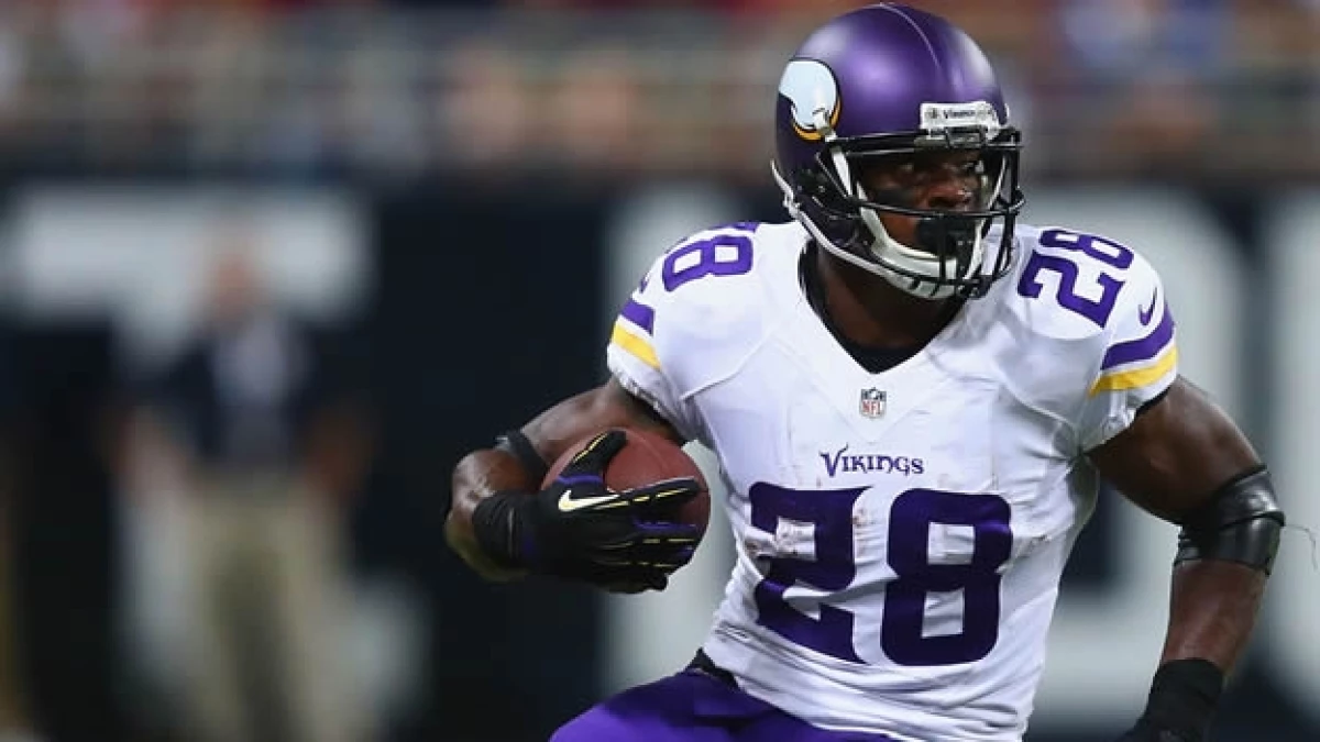El corredor de los Vikingos de Minnesota, Adrian Peterson, recientemente envuelto en una controversia por golpear a su hijo
