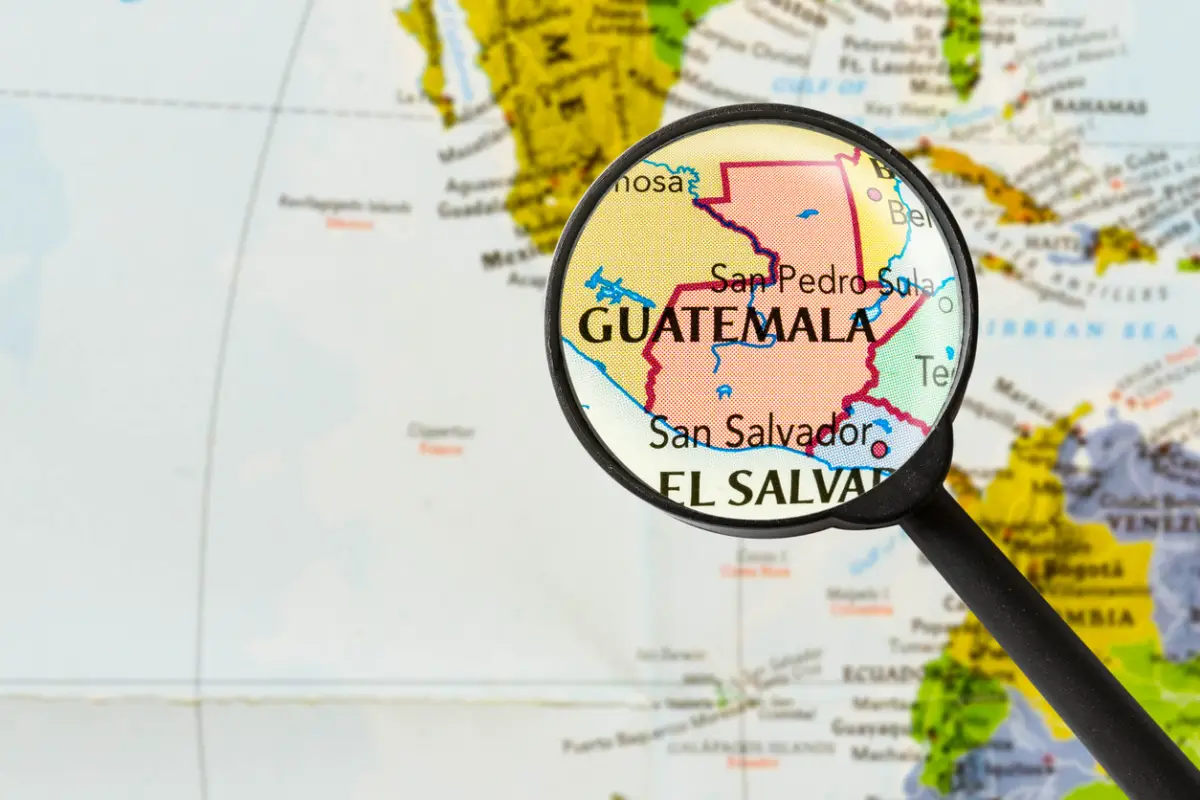 Mapa de la República de Guatemala a través de una lupa
