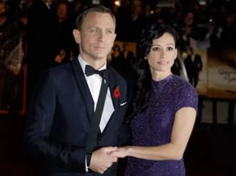 Guillermo y Enrique desfilaron este miércoles por la alfombra roja del estreno mundial en Londres de la última película de James Bond.