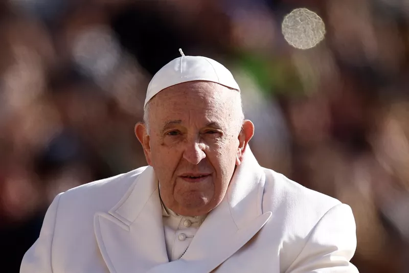 El Papa Francisco llega a la audiencia general semanal en St. Plaza de San Pedro en el Vaticano, 29 de marzo de 2023.