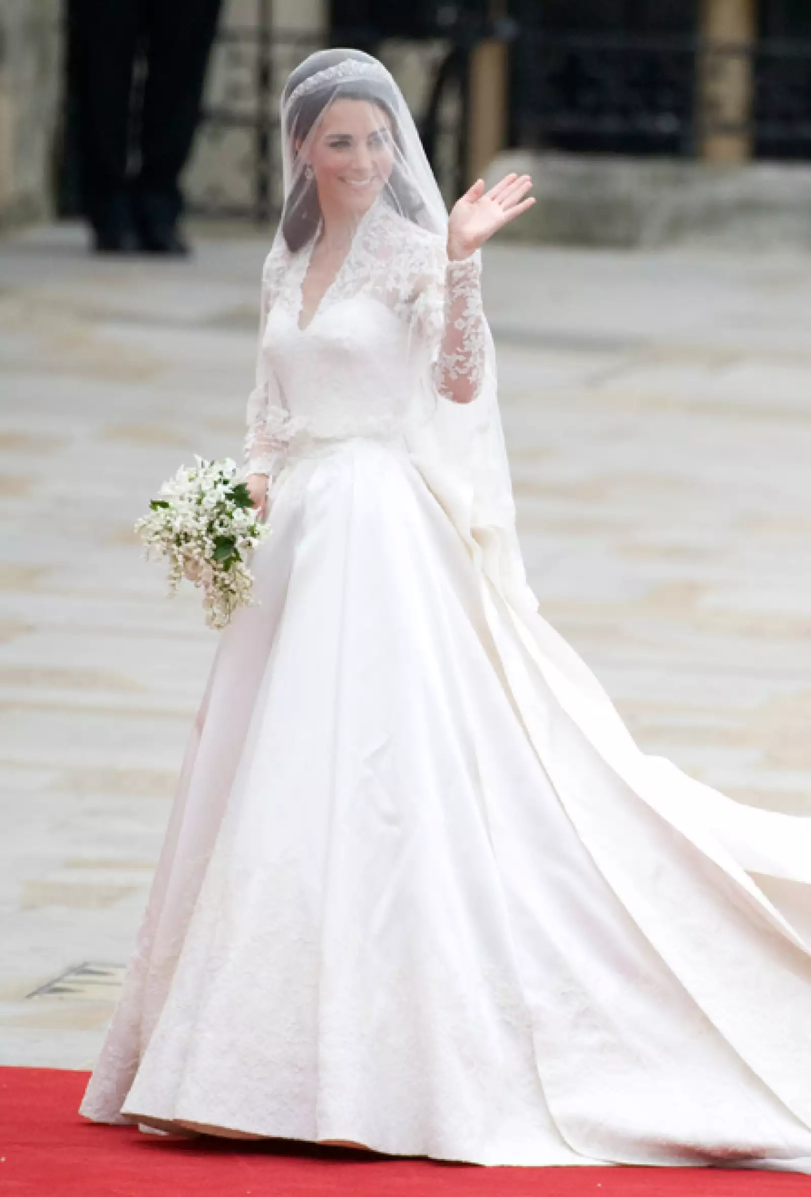 Luego de diez años de conocerse, Kate Middleton y el príncipe William se casaron en el Westminster Abbey el 29 de abril 2011 convirtiéndose en el duque y la duquesa de Cambridge. El vestido que generó gran especulación fue diseñado por Sarah Burton para Alexander McQueen.