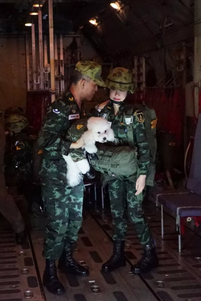 consorte-perro-tailandia-militar.jpg