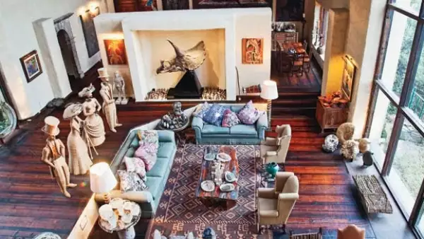 El polémico alcalde de San Pedro vive solo en una propiedad de casi cuatro hectáreas. Ahí duerme rodeado de una colección de arte.