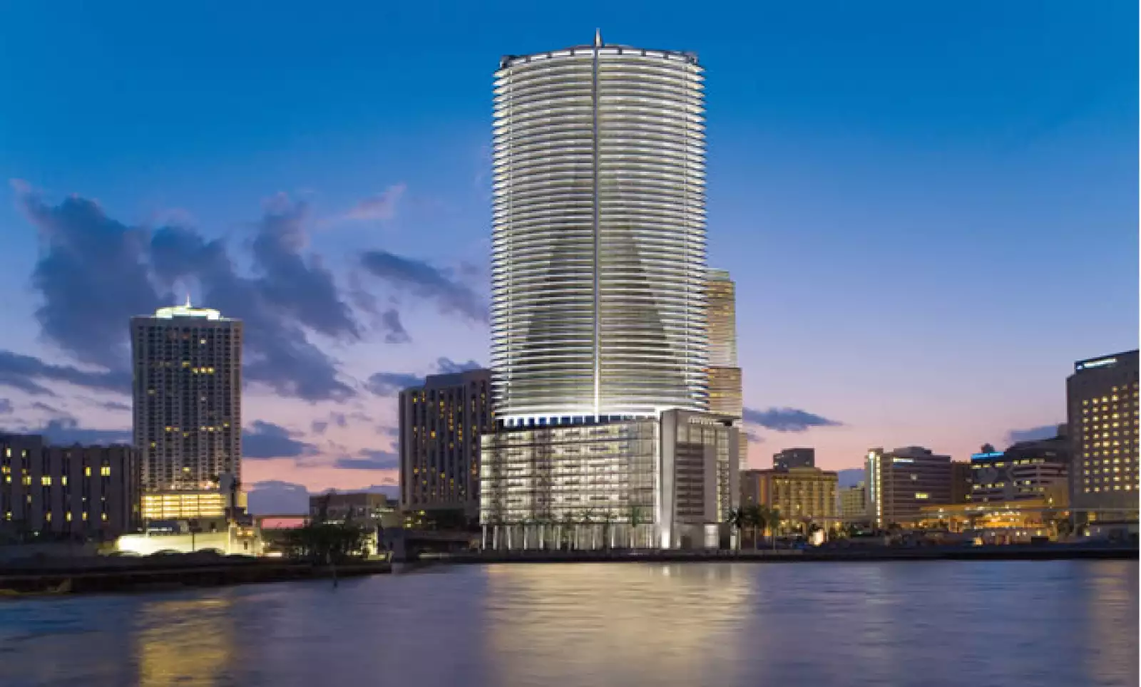 Este hotel de Kimpton está ubicado al centro de la ciudad en el número 270 de Biscayne Boulevard Way. Para mayor información visita www.epichotel.com