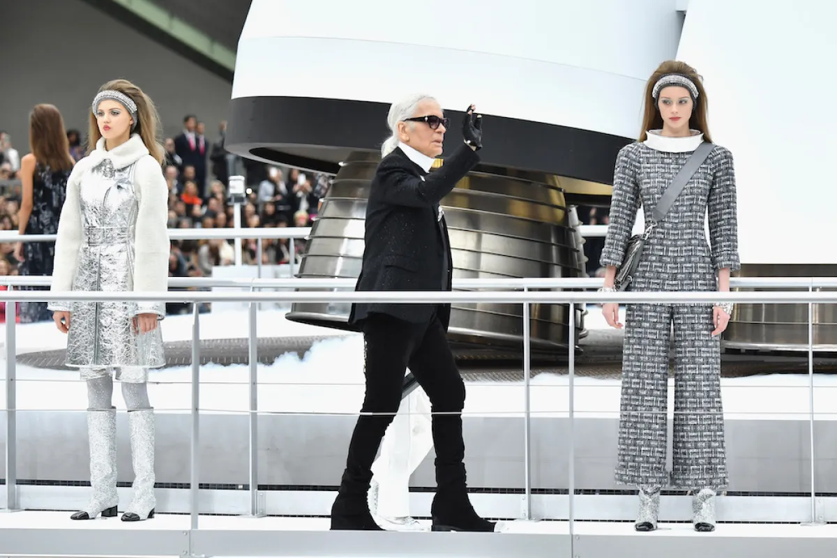 Karl Lagerfeld vestido de negro durante el desfile de Alta Costura de Chanel en París en 2017. 