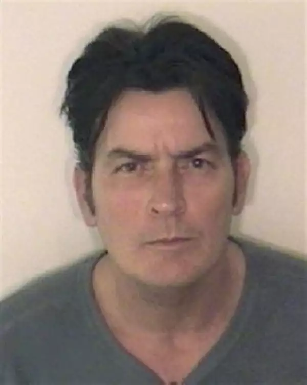 Charlie fue arrestado por amenzar de muerte a su esposa Brook.