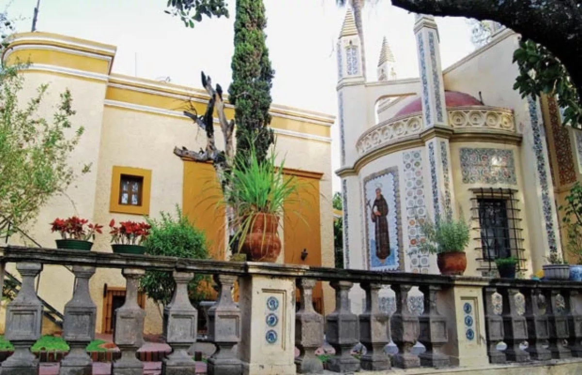 El santuario religioso tiene imágenes de santos en ambos costados y está a un lado del edificio principal del Arzobispo.