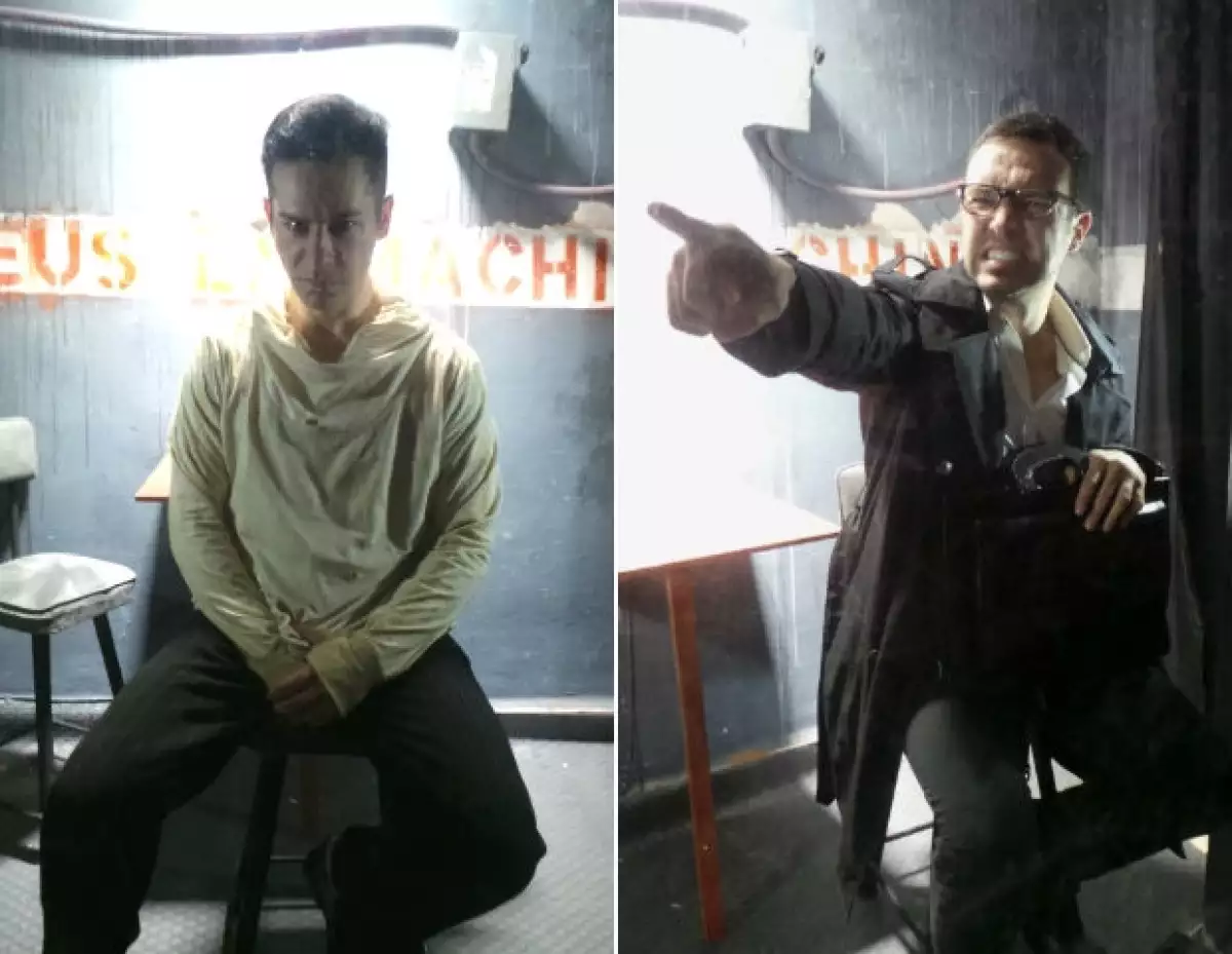 ¿Por qué Dios elegiría ser un loco con una camisa de fuerza en prisión? Es uno de los cuestionamientos del montaje que protagonizan Alex de la Madrid y Juan Carlos Martín del Campo.