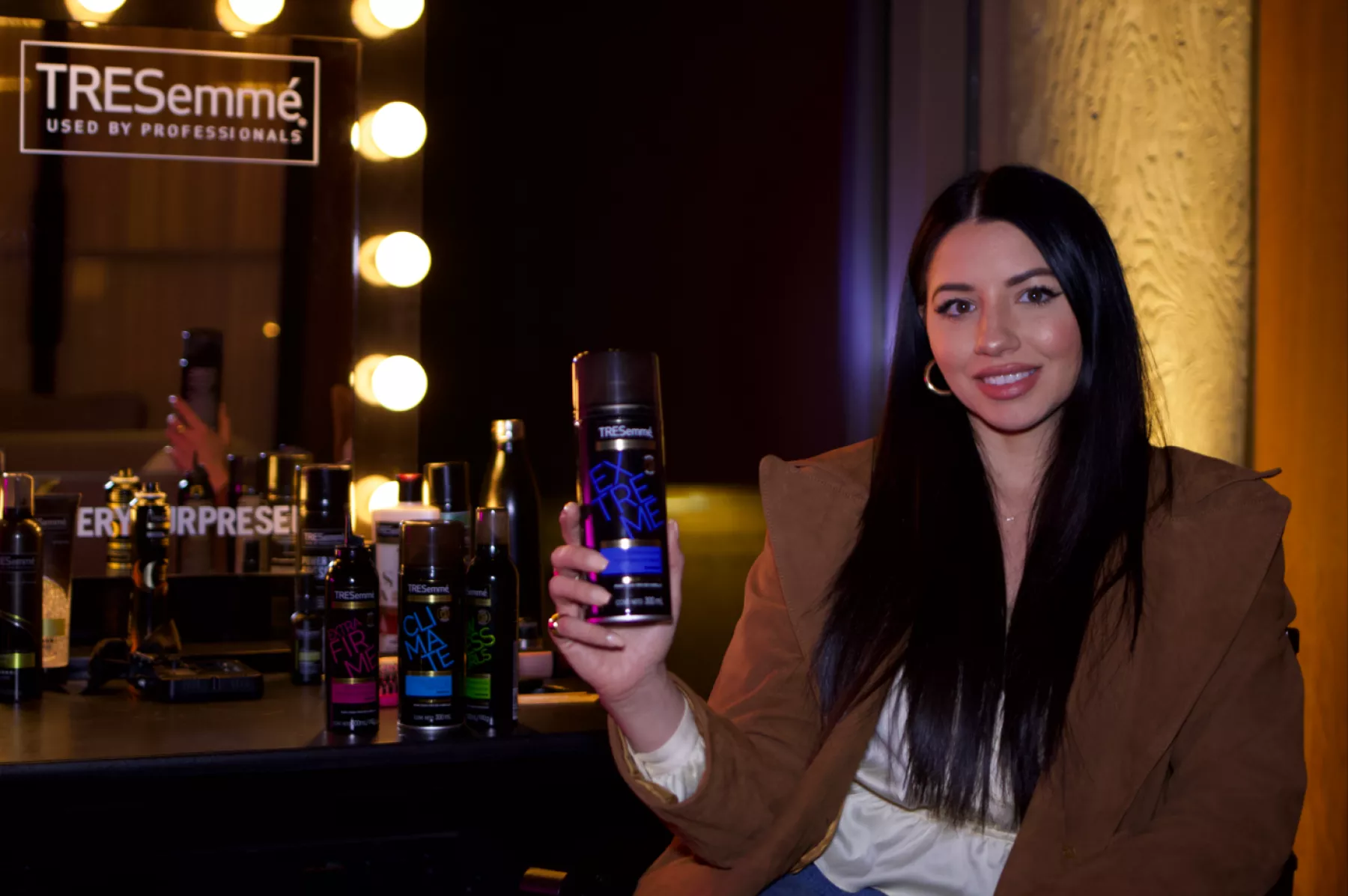Justine Marjan, la estilista Global de TRESemmé posa en backstage con algunos productos de la marca en el New York Fashion Week.