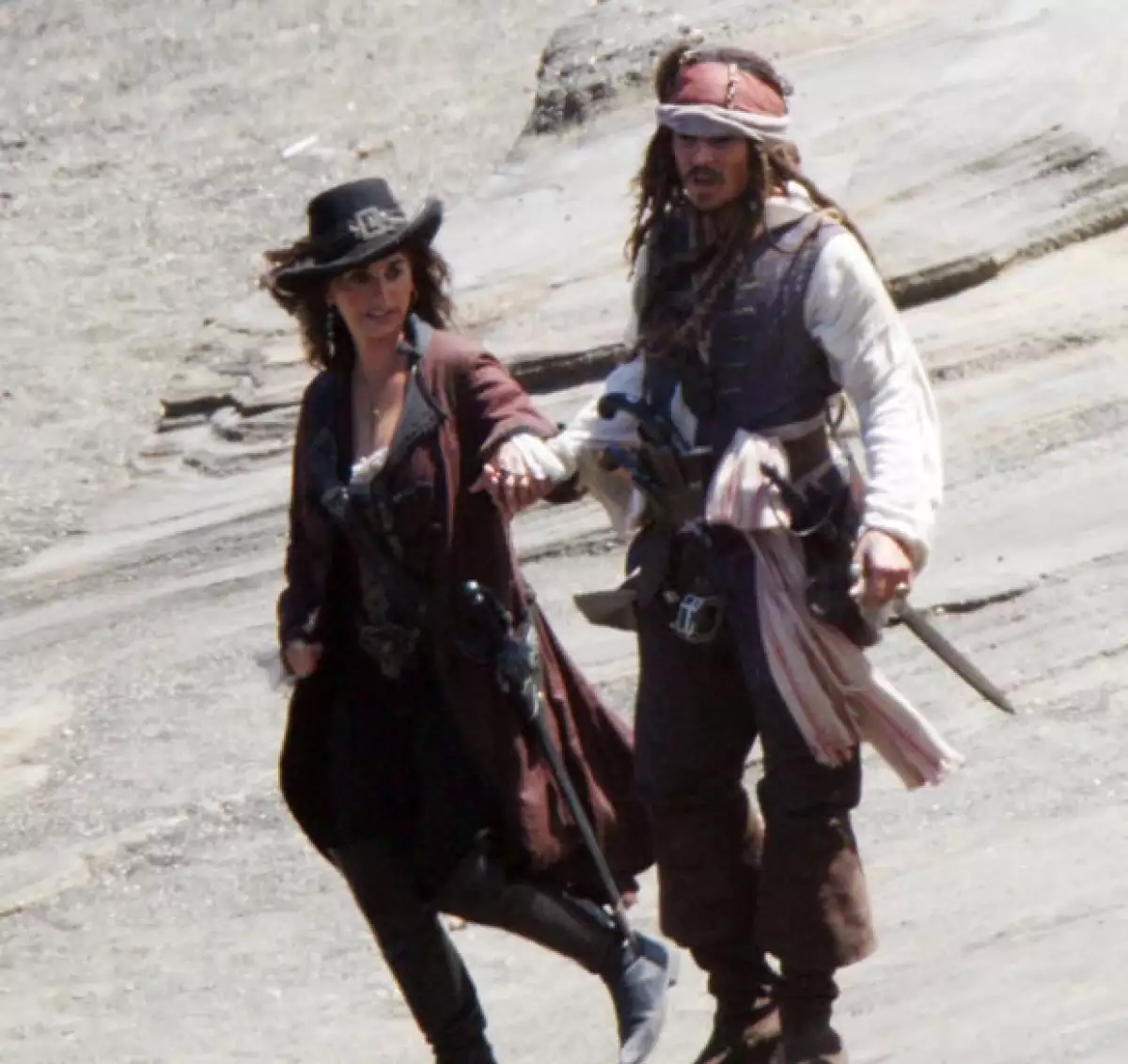 La recién casada actriz ya se encuentra de vuelta al trabajo después de que se tomara un descanso para su boda con Bardem. Ayer fue fotografiada al lado de Johnny Deep.