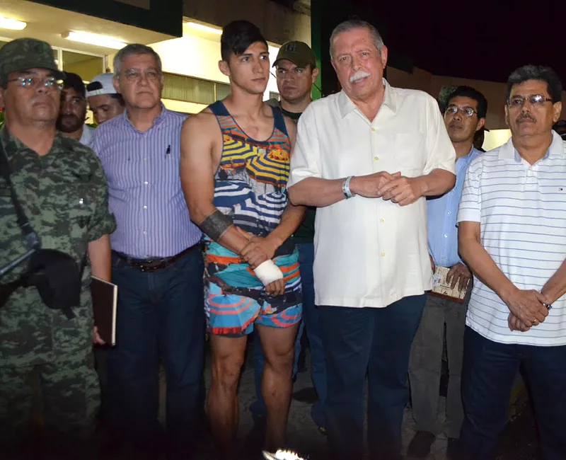 Alan Pulido (centro) pudo escapar de sus captores y llamar a las autoridades para ser rescatado en Tamaulipas.