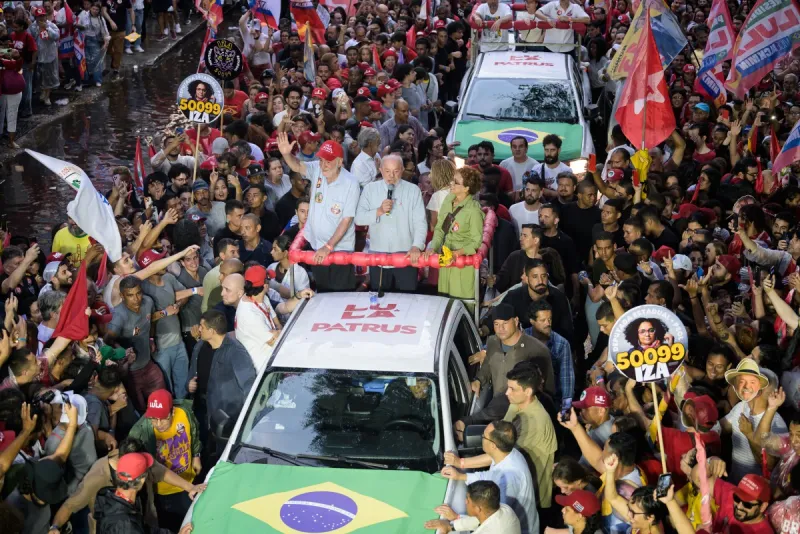 Aglomeración de personas alrededor de un auto donde Lula DaSilva está dando palabras por el cierre de su campaña presidencial.