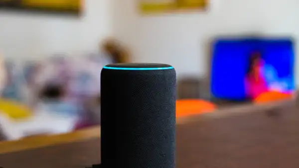 Fotografía en primer plano de un dispositivo Alexa, de Amazon.