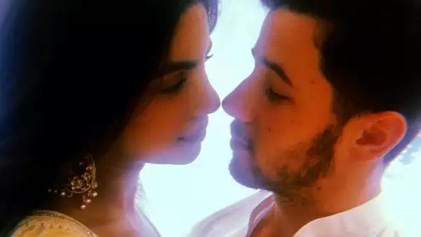 Nick Jonas y Priyanka Chopra celebran de la manera más tradicional su compromiso