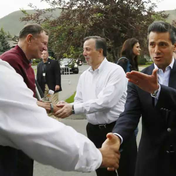 El presidente mexicano, Enrique Peña Nieto, estrecha la mano del vicepresidente de Google, Nikesh Arora.