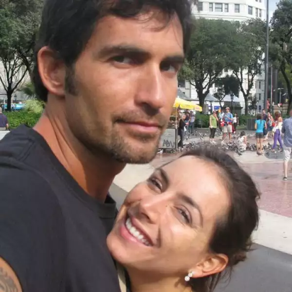 Sean la sorprendió el día de su cumpleaños poniendo el anillo de compromiso en su mano, mientras Lizaldi aún dormía.