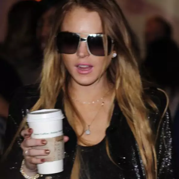 Aunque se dice que la actriz sólo toma té, en Londres prefirió un café.