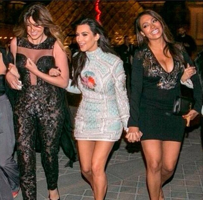 Kim lució feliz en todo momento en compañía de sus íntimas amigas.