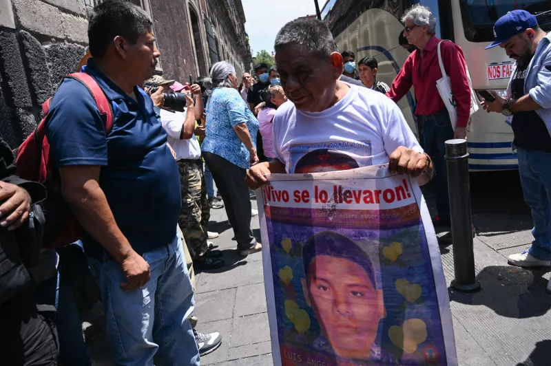 padres-ayotzinapa-palacio-nacional