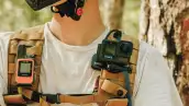 Primer plano de una cámara GoPro sobre el hombro de un usuarios, quien parece ser un ciclista de montaña.