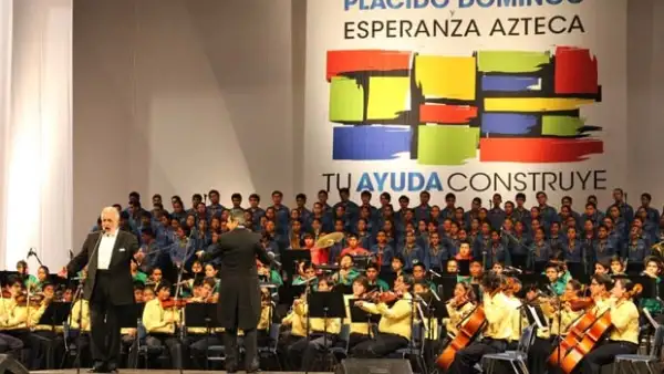El tenor sacó nuevamente su lado altruista y junto con la Orquesta Sinfónica Esperanza Azteca reunieron fondos para los damnificados del huracán Manuel.