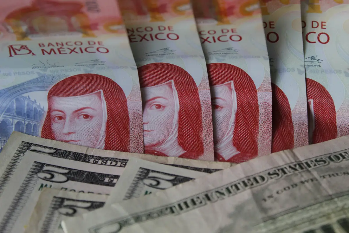 Peso mexicano y la BMV abren hoy a la baja por temores comerciales