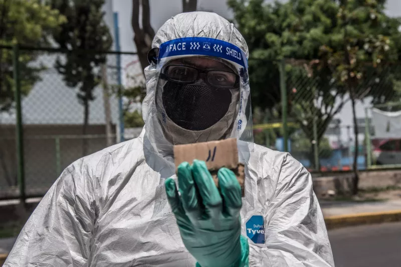Voluntarios de la Parroquia del Santo Cristo de la Agonía inauguraron el comedor comunitario para brindar ayuda a las personas vulnerables durante la fase 3 de la pandemia por coronavirus (covid-19). El comedor se encuentra en la calle Sándalo 111,  con atención de sábado a domingo.