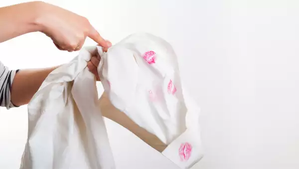Sigue estos pasos para eliminar manchas de maquillaje en la ropa.