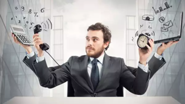 Es posible reducir el tiempo en línea. Un buen consejo del autor es no usar los gadgets para calmar el aburrimiento. (Foto: iStock by Getty Images)