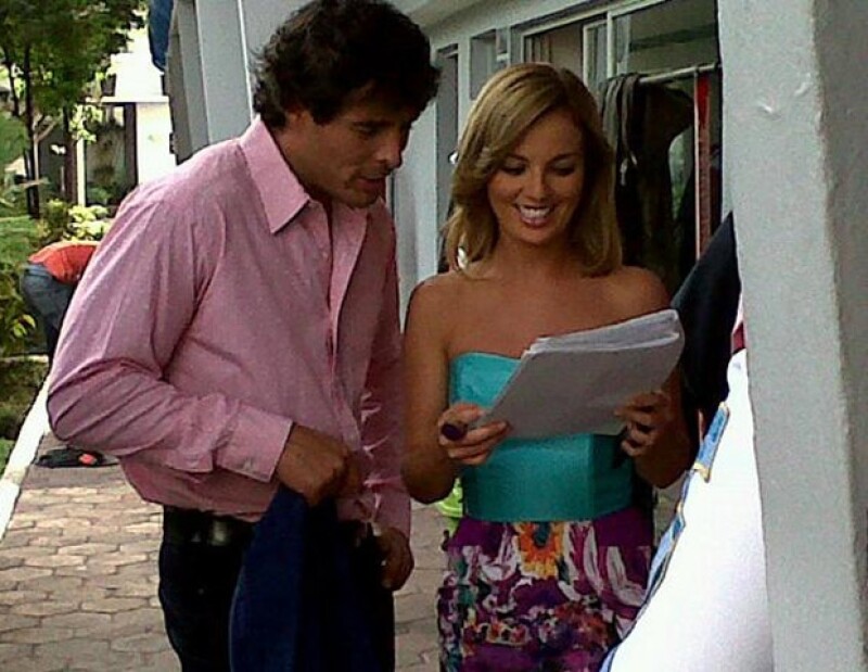 Mariana ensayando una escena de Huérfanas con el actor Fernando Alonso.