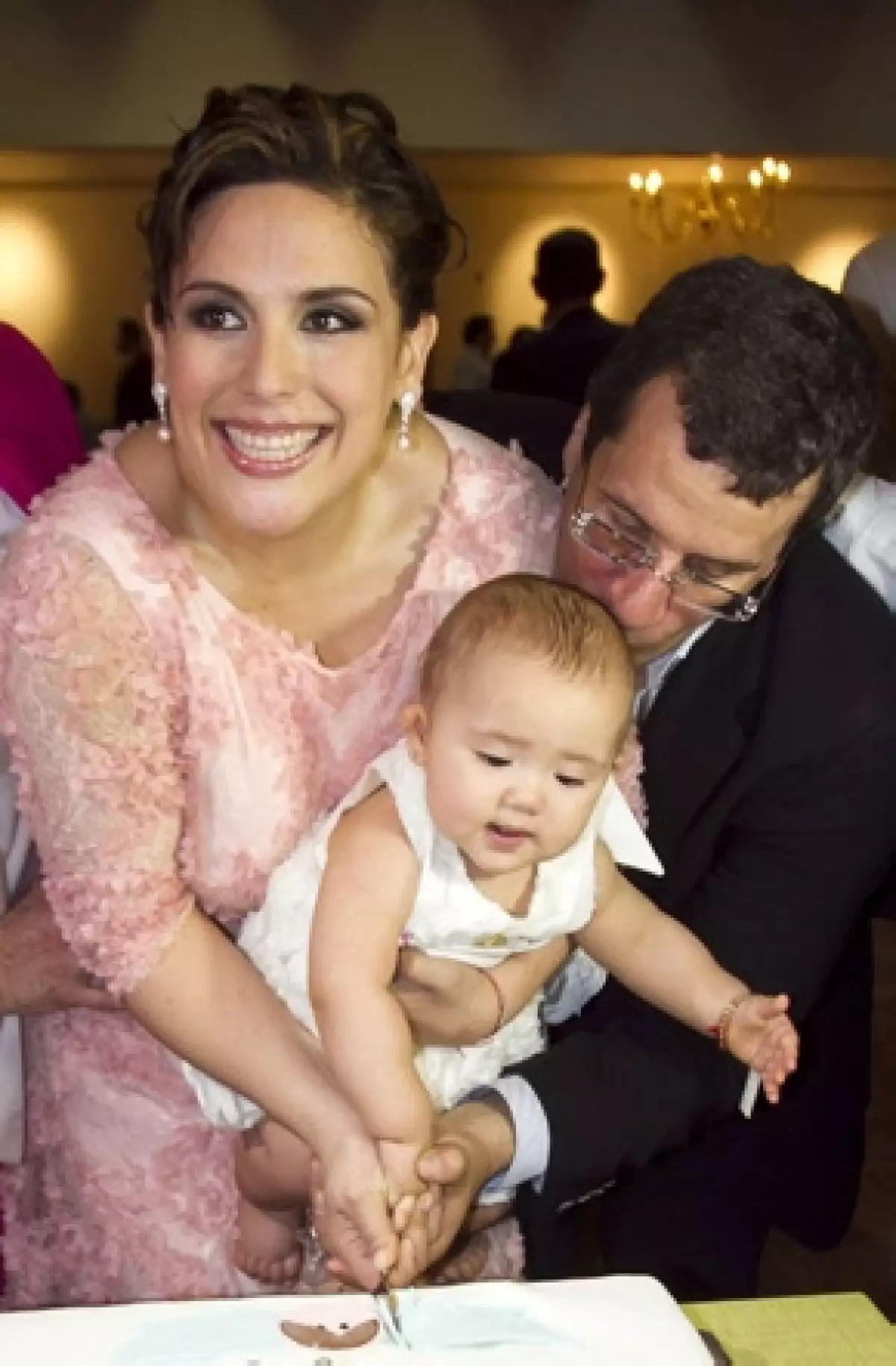 La actriz y comediante contó a la revista "People en Español" que tiene tres meses de embarazo. Comparte la alegría con su esposo Otto Padrón y con Angélica, su pequeñita de 20 meses.